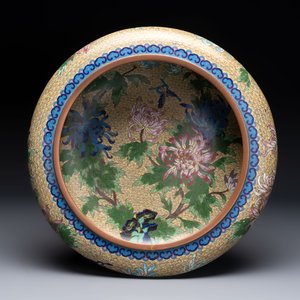 A large Chinese cloisonné brush washer and a pair of cloisonné-plaque-inlaid gilt-lacquered covered boxes, 20th C. — foto 6