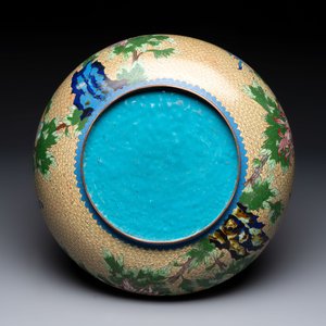 A large Chinese cloisonné brush washer and a pair of cloisonné-plaque-inlaid gilt-lacquered covered boxes, 20th C. — foto 7