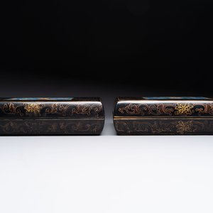 A large Chinese cloisonné brush washer and a pair of cloisonné-plaque-inlaid gilt-lacquered covered boxes, 20th C. — foto 10