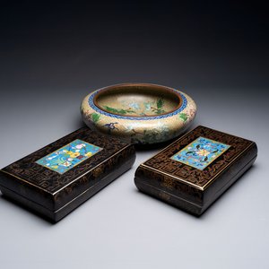 A large Chinese cloisonné brush washer and a pair of gilt-lacquered covered boxes with cloisonné plaques, 20th C. — photo 1