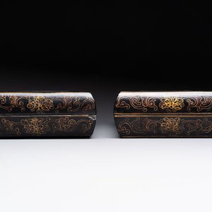 A large Chinese cloisonné brush washer and a pair of gilt-lacquered covered boxes with cloisonné plaques, 20th C. — photo 11