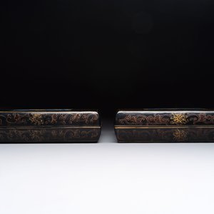 A large Chinese cloisonné brush washer and a pair of gilt-lacquered covered boxes with cloisonné plaques, 20th C. — photo 13