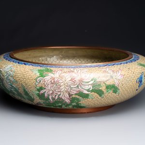 A large Chinese cloisonné brush washer and a pair of gilt-lacquered covered boxes with cloisonné plaques, 20th C. — photo 2