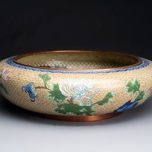 A large Chinese cloisonné brush washer and a pair of gilt-lacquered covered boxes with cloisonné plaques, 20th C. — photo 3
