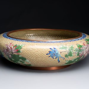 A large Chinese cloisonné brush washer and a pair of gilt-lacquered covered boxes with cloisonné plaques, 20th C. — photo 4