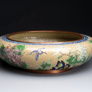 A large Chinese cloisonné brush washer and a pair of gilt-lacquered covered boxes with cloisonné plaques, 20th C. — photo 5