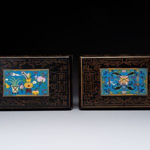 A large Chinese cloisonné brush washer and a pair of gilt-lacquered covered boxes with cloisonné plaques, 20th C. — photo 8