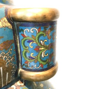 A large Chinese cloisonné hu vase with lotus scrolls, marked Qi Yu Bao Tung Chih Chen, 19th C. — photo 12