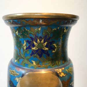 A large Chinese cloisonné hu vase with lotus scrolls, marked Qi Yu Bao Tung Chih Chen, 19th C. — photo 18