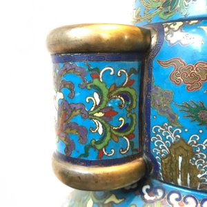 A large Chinese cloisonné hu vase with lotus scrolls, marked Qi Yu Bao Tung Chih Chen, 19th C. — photo 24