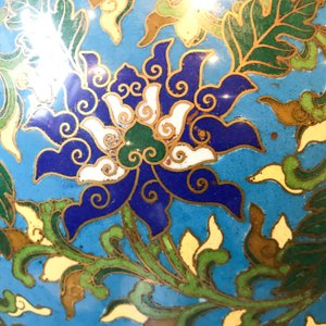 A large Chinese cloisonné hu vase with lotus scrolls, marked Qi Yu Bao Tung Chih Chen, 19th C. — photo 27