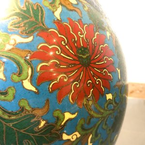 A large Chinese cloisonné hu vase with lotus scrolls, marked Qi Yu Bao Tung Chih Chen, 19th C. — photo 28