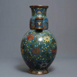 A large Chinese cloisonné hu vase with lotus scrolls, marked Qi Yu Bao Tung Chih Chen, 19th C. — photo 4