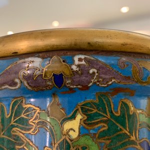 A large Chinese cloisonné hu vase with lotus scrolls, marked Qi Yu Bao Tung Chih Chen, 19th C. — photo 41