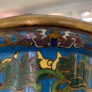 A large Chinese cloisonné hu vase with lotus scrolls, marked Qi Yu Bao Tung Chih Chen, 19th C. — photo 42