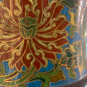 A large Chinese cloisonné hu vase with lotus scrolls, marked Qi Yu Bao Tung Chih Chen, 19th C. — photo 52