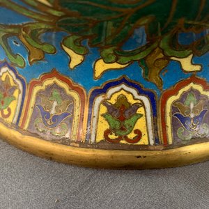 A large Chinese cloisonné hu vase with lotus scrolls, marked Qi Yu Bao Tung Chih Chen, 19th C. — photo 53