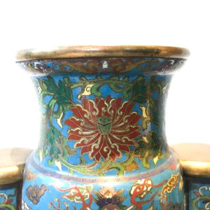 A large Chinese cloisonné hu vase with lotus scrolls, marked Qi Yu Bao Tung Chih Chen, 19th C. — photo 9