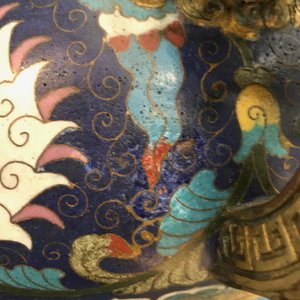 A large Chinese cloisonné incenser burner with lotus scrolls, Ming/Qing — 照片 11
