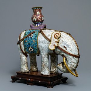 A large Chinese cloisonné model of an elephant, 19/20th C. — 照片 1