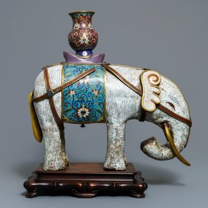 A large Chinese cloisonné model of an elephant, 19/20th C. — 照片 2