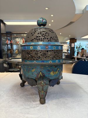 A large Chinese cloisonné tripod censer and cover, 19th C. — photo 1