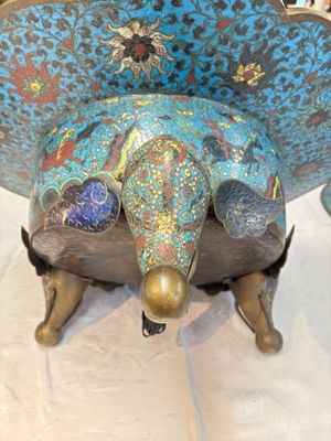 A large Chinese cloisonné tripod censer and cover, 19th C. — photo 14