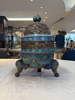 A large Chinese cloisonné tripod censer and cover, 19th C. — photo 2