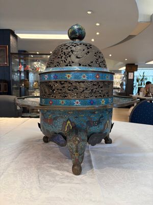 A large Chinese cloisonné tripod censer and cover, 19th C. — photo 3
