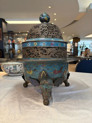 A large Chinese cloisonné tripod censer and cover, 19th C. — photo 5