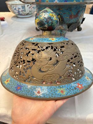 A large Chinese cloisonné tripod censer and cover, 19th C. — photo 6