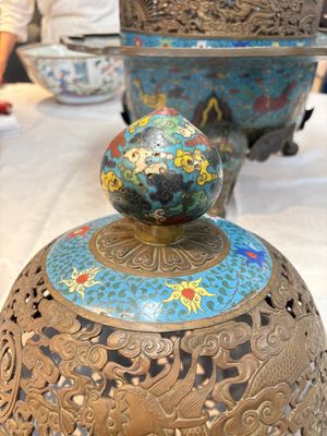 A large Chinese cloisonné tripod censer and cover, 19th C. — photo 7