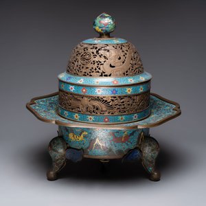 A large Chinese cloisonné tripod censer and cover, 19th C. — photo 3