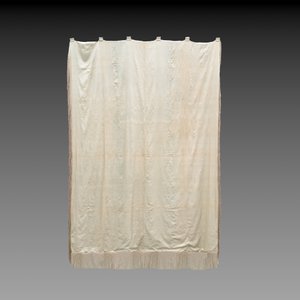 A large Chinese cream-ground gold-thread-embroidered silk 'Dragon' panel, 19th C. — photo 2