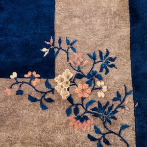 A large Chinese dark-blue-ground carpet with floral design, 19/20th century — 照片 2