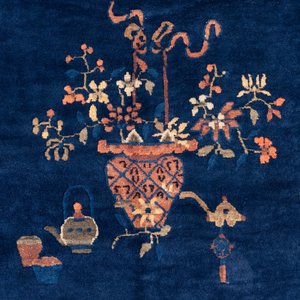 A large Chinese dark-blue-ground carpet with floral design, 19/20th century — 照片 6
