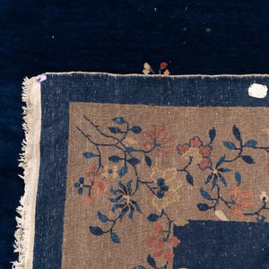 A large Chinese dark-blue-ground carpet with floral design, 19/20th century — 照片 7