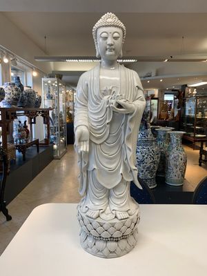 A large Chinese Dehua blanc de Chine figure of Buddha holding a lotus, He Chaozong 何朝宗 and Dehua 德化 mark, 20th C. — foto 1