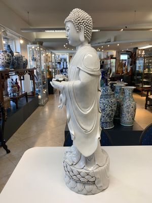 A large Chinese Dehua blanc de Chine figure of Buddha holding a lotus, He Chaozong 何朝宗 and Dehua 德化 mark, 20th C. — foto 2
