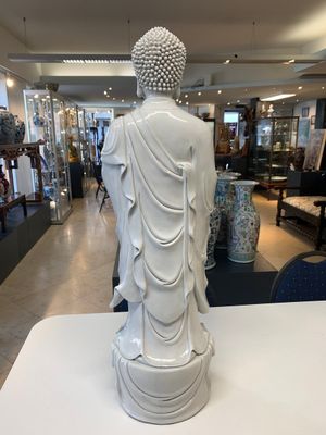 A large Chinese Dehua blanc de Chine figure of Buddha holding a lotus, He Chaozong 何朝宗 and Dehua 德化 mark, 20th C. — foto 3