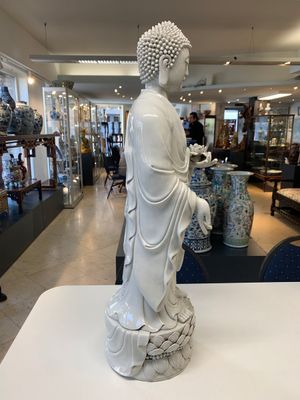 A large Chinese Dehua blanc de Chine figure of Buddha holding a lotus, He Chaozong 何朝宗 and Dehua 德化 mark, 20th C. — foto 5