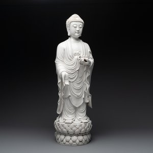 A large Chinese Dehua blanc de Chine figure of Buddha holding a lotus, He Chaozong 何朝宗 and Dehua 德化 mark, 20th C. — foto 1