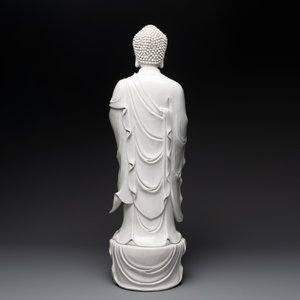 A large Chinese Dehua blanc de Chine figure of Buddha holding a lotus, He Chaozong 何朝宗 and Dehua 德化 mark, 20th C. — foto 4