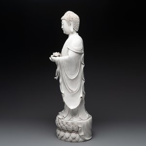 A large Chinese Dehua blanc de Chine figure of Buddha holding a lotus, He Chaozong 何朝宗 and Dehua 德化 mark, 20th C. — foto 5