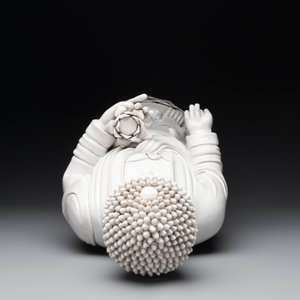 A large Chinese Dehua blanc de Chine figure of Buddha holding a lotus, He Chaozong 何朝宗 and Dehua 德化 mark, 20th C. — foto 6