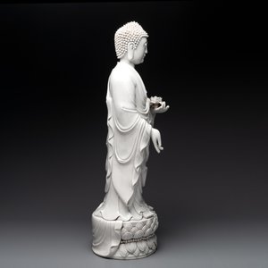 A large Chinese Dehua blanc de Chine figure of Buddha holding a lotus, He Chaozong 何朝宗 and Dehua 德化 mark, 20th C. — photo 3