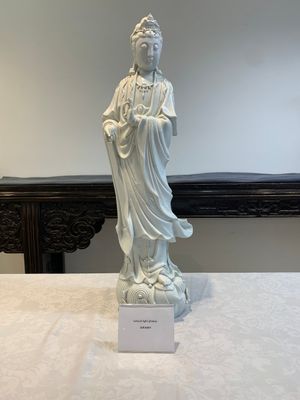 A large Chinese Dehua blanc de Chine figure of Guanyin, 19/20th C. — photo 1