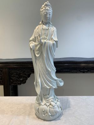 A large Chinese Dehua blanc de Chine figure of Guanyin, 19/20th C. — photo 2