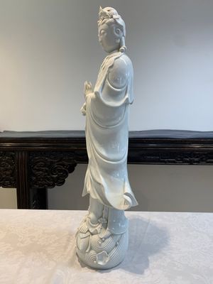 A large Chinese Dehua blanc de Chine figure of Guanyin, 19/20th C. — photo 3