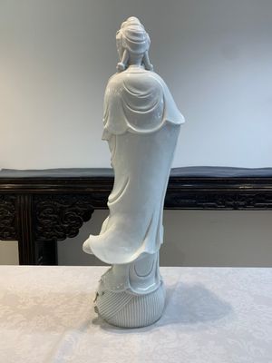 A large Chinese Dehua blanc de Chine figure of Guanyin, 19/20th C. — photo 4